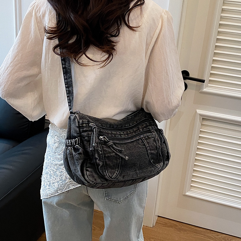Denim crossbody torba s prednjim džepom, zatvaračem i unutarnjim džepom za telefon