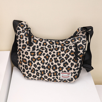 Geantă de umăr pentru femei – imprimeu leopard, stil dumpling, din canvas, fermoar, buzunare interne pentru telefon și documente