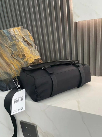 Geantă messenger din pânză, căptușită cu nailon, deschidere cu capac, buzunare interioare pentru telefonul mobil și buzunar cu fermoar.