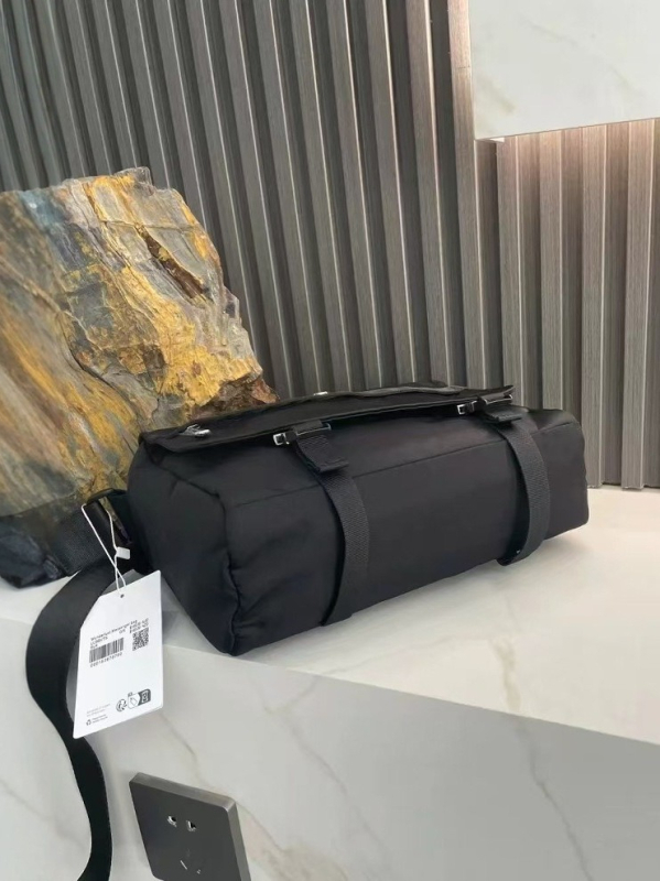 Geantă messenger din pânză, căptușită cu nailon, deschidere cu capac, buzunare interioare pentru telefonul mobil și buzunar cu fermoar.