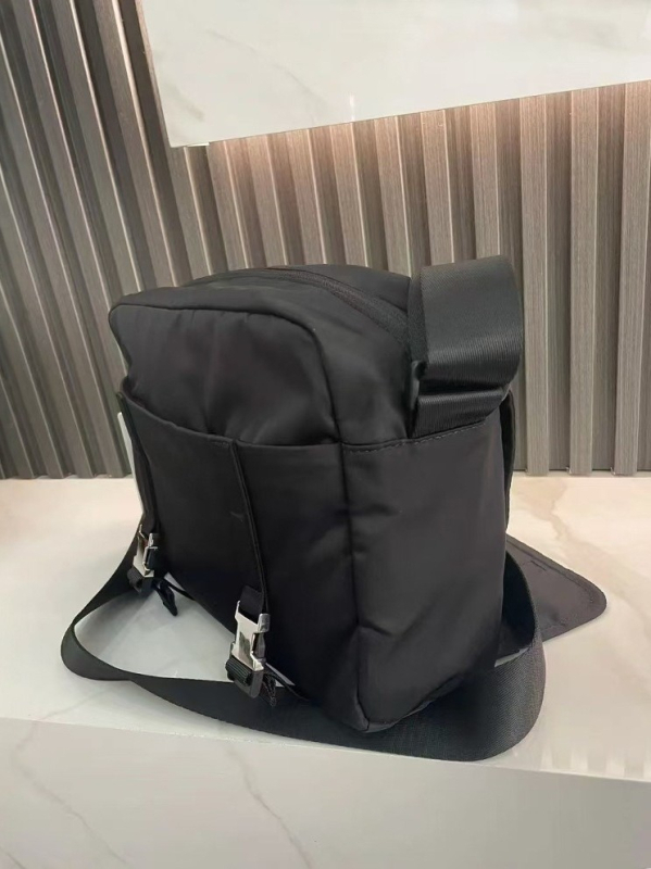 Geantă messenger din pânză, căptușită cu nailon, deschidere cu capac, buzunare interioare pentru telefonul mobil și buzunar cu fermoar.