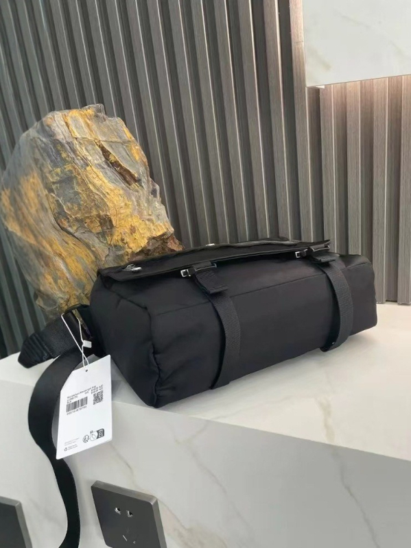 Geantă messenger din pânză, căptușită cu nailon, deschidere cu capac, buzunare interioare pentru telefonul mobil și buzunar cu fermoar.