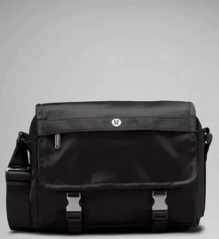 Geantă messenger din pânză, căptușită cu nailon, deschidere cu capac, buzunare interioare pentru telefonul mobil și buzunar cu fermoar.