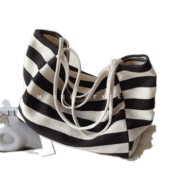 Geantă de voiaj din canvas – Tote, stil mix and match, deschidere deschisă, primăvara 2018, pentru călătorii de relaxare