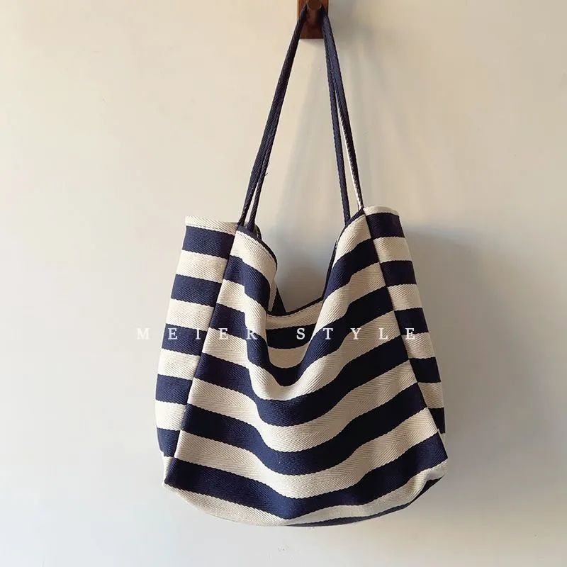 Geantă de voiaj din canvas – Tote, stil mix and match, deschidere deschisă, primăvara 2018, pentru călătorii de relaxare