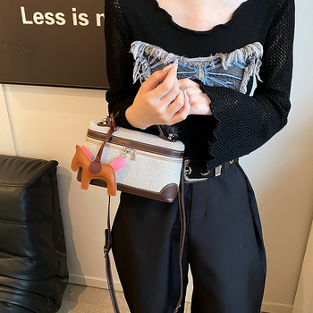 Geantă crossbody din PU – formă pătrată, stil urban minimalist, închidere cu fermoar, căptușeală poliester, cu o singură curea