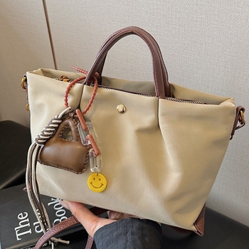 Geantă de umăr în stil dumpling, din Oxford, formă orizontală pătrată, închidere cu fermoar, căptușeală poliester, buzunar ascuns cu fermoar și buzunar pentru ID, model vară 2025