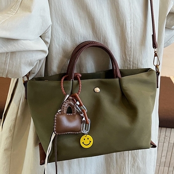 Geantă de umăr în stil dumpling, din Oxford, formă orizontală pătrată, închidere cu fermoar, căptușeală poliester, buzunar ascuns cu fermoar și buzunar pentru ID, model vară 2025