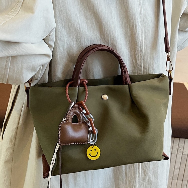 Geantă de umăr în stil dumpling, din Oxford, formă orizontală pătrată, închidere cu fermoar, căptușeală poliester, buzunar ascuns cu fermoar și buzunar pentru ID, model vară 2025