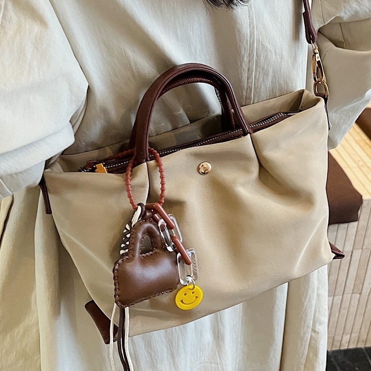 Geantă de umăr în stil dumpling, din Oxford, formă orizontală pătrată, închidere cu fermoar, căptușeală poliester, buzunar ascuns cu fermoar și buzunar pentru ID, model vară 2025