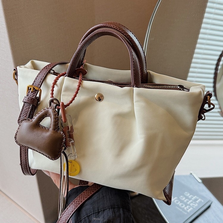 Geantă de umăr în stil dumpling, din Oxford, formă orizontală pătrată, închidere cu fermoar, căptușeală poliester, buzunar ascuns cu fermoar și buzunar pentru ID, model vară 2025