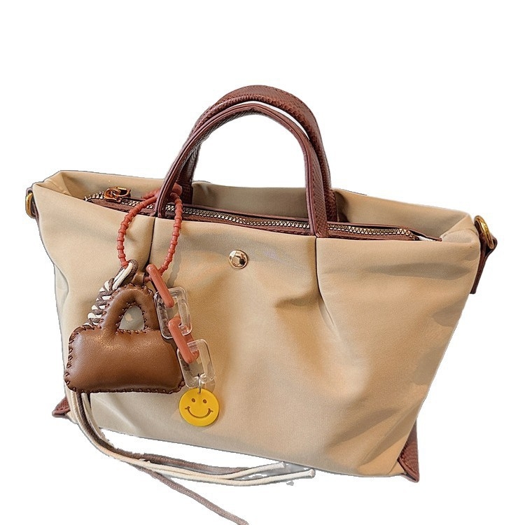 Geantă de umăr în stil dumpling, din Oxford, formă orizontală pătrată, închidere cu fermoar, căptușeală poliester, buzunar ascuns cu fermoar și buzunar pentru ID, model vară 2025