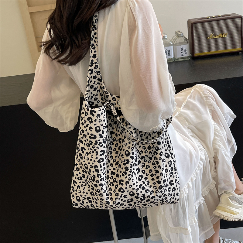 Geantă de umăr floral din nylon, mică, pătrată, cu deschidere deschisă, buzunar pentru telefon, căptușeală din poliester