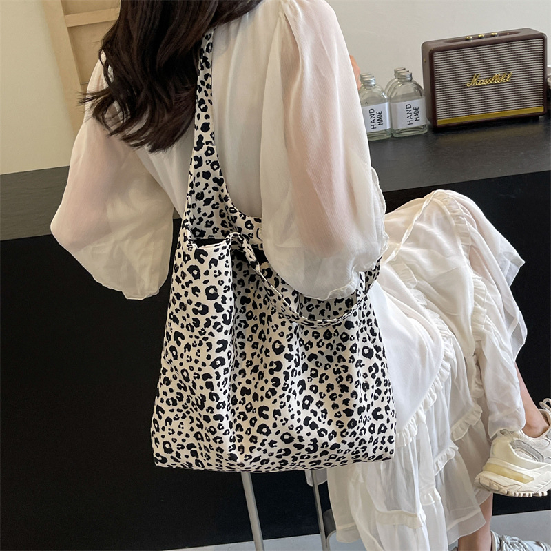 Geantă de umăr floral din nylon, mică, pătrată, cu deschidere deschisă, buzunar pentru telefon, căptușeală din poliester