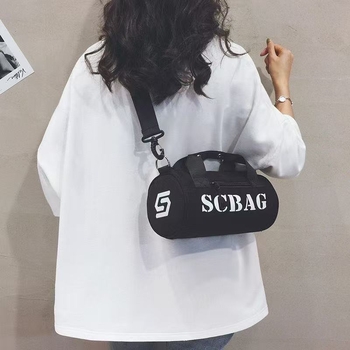 Geantă crossbody, stil japonez, nylon, design cilindric bucket, închidere cu fermoar, buzunar cu fermoar în interior și buzunar pentru telefon.