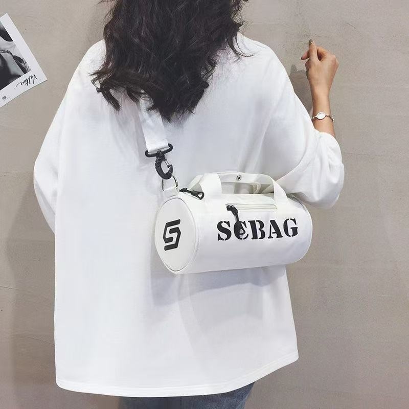 Geantă crossbody, stil japonez, nylon, design cilindric bucket, închidere cu fermoar, buzunar cu fermoar în interior și buzunar pentru telefon.