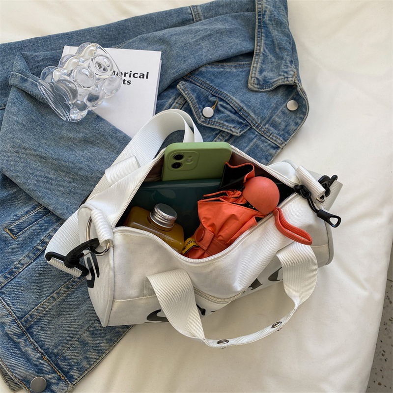 Geantă crossbody, stil japonez, nylon, design cilindric bucket, închidere cu fermoar, buzunar cu fermoar în interior și buzunar pentru telefon.