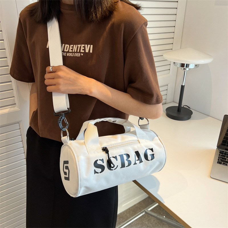 Geantă crossbody, stil japonez, nylon, design cilindric bucket, închidere cu fermoar, buzunar cu fermoar în interior și buzunar pentru telefon.