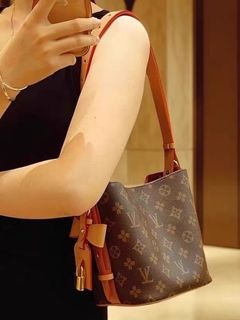 Maixi Bucket táska – valódi bőr, vászon bélés, mágneses zárás, cipzáras és dokumentumok számára zsebek