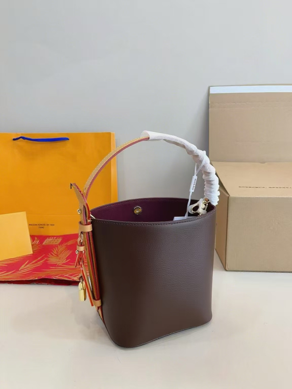 Maixi Bucket táska – valódi bőr, vászon bélés, mágneses zárás, cipzáras és dokumentumok számára zsebek