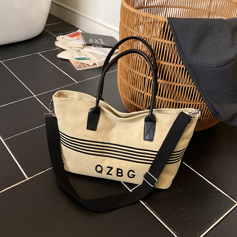 Geantă Tote din canvas PU, stil minimalist-luxos, formă orizontală pătrată, fermoar, buzunar intern pentru telefon, curea pe umăr, Vara 2025