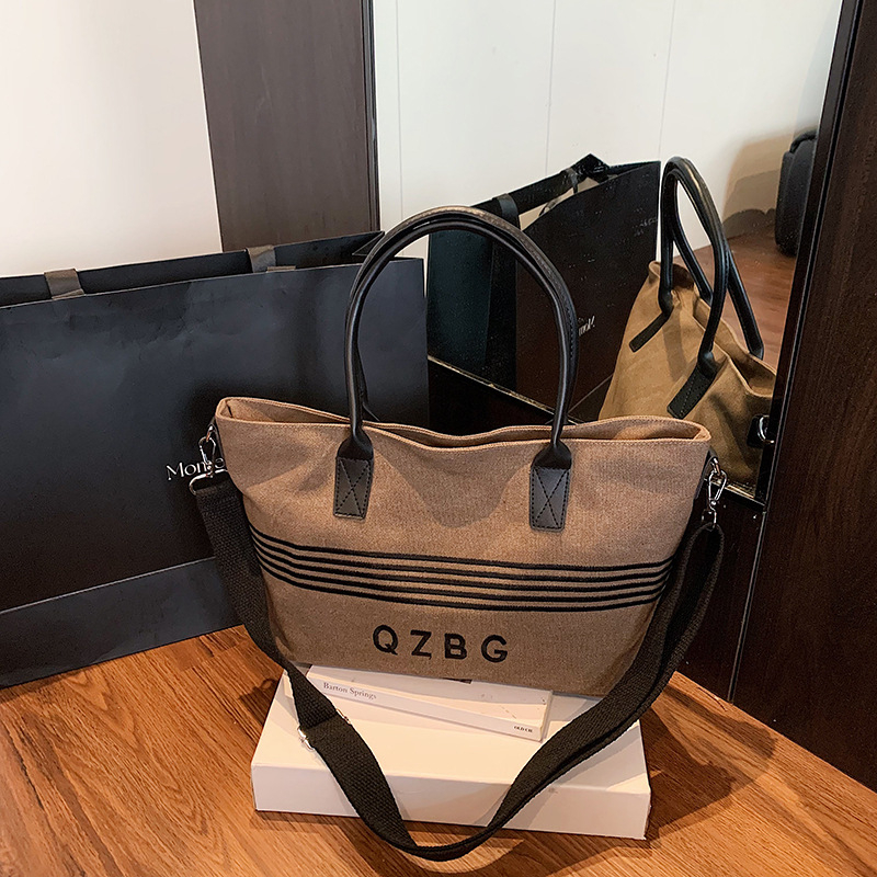 Geantă Tote din canvas PU, stil minimalist-luxos, formă orizontală pătrată, fermoar, buzunar intern pentru telefon, curea pe umăr, Vara 2025