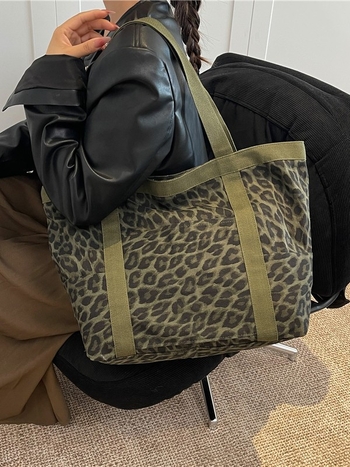 Geantă tote din material textil, formă orizontală pătrată, închidere cu fermoar, căptușeală din pânză, buzunar interior cu fermoar