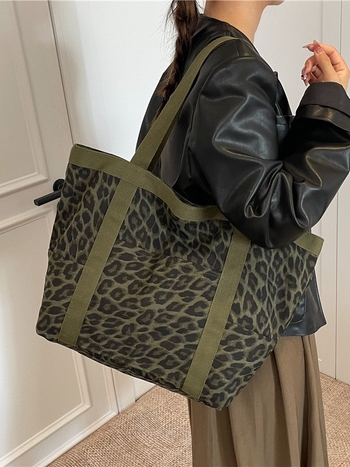 Geantă tote din material textil, formă orizontală pătrată, închidere cu fermoar, căptușeală din pânză, buzunar interior cu fermoar