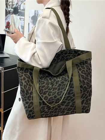 Geantă tote din material textil, formă orizontală pătrată, închidere cu fermoar, căptușeală din pânză, buzunar interior cu fermoar