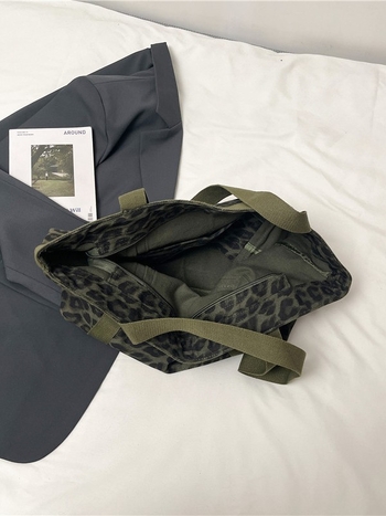 Geantă tote din material textil, formă orizontală pătrată, închidere cu fermoar, căptușeală din pânză, buzunar interior cu fermoar