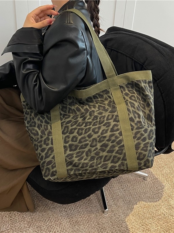 Geantă tote din material textil, formă orizontală pătrată, închidere cu fermoar, căptușeală din pânză, buzunar interior cu fermoar