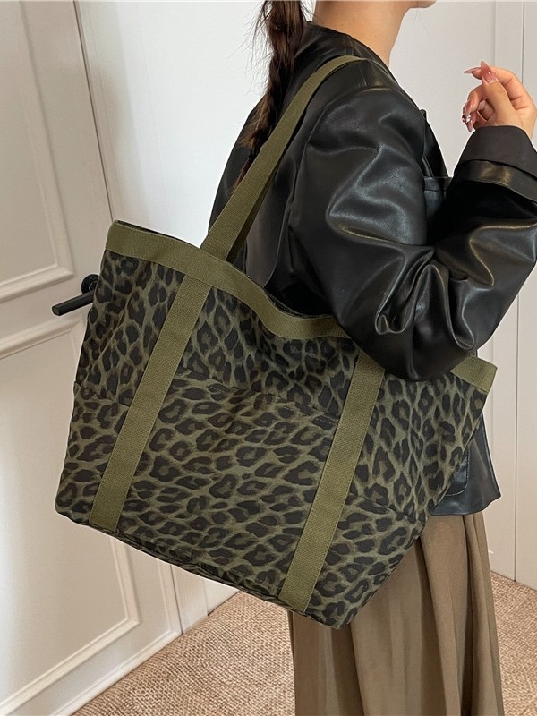 Geantă tote din material textil, formă orizontală pătrată, închidere cu fermoar, căptușeală din pânză, buzunar interior cu fermoar