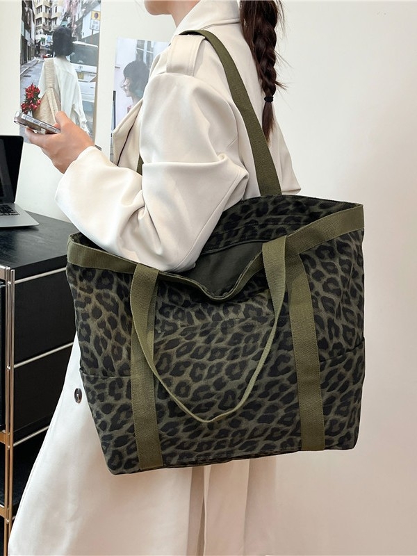 Geantă tote din material textil, formă orizontală pătrată, închidere cu fermoar, căptușeală din pânză, buzunar interior cu fermoar