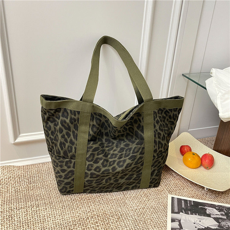 Geantă tote din material textil, formă orizontală pătrată, închidere cu fermoar, căptușeală din pânză, buzunar interior cu fermoar