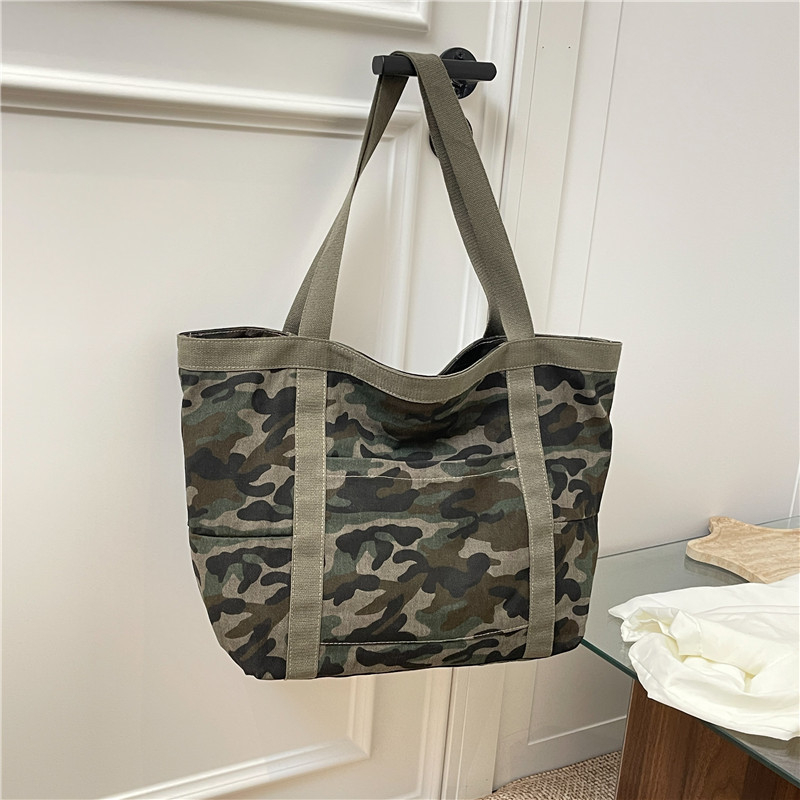 Geantă tote din material textil, formă orizontală pătrată, închidere cu fermoar, căptușeală din pânză, buzunar interior cu fermoar