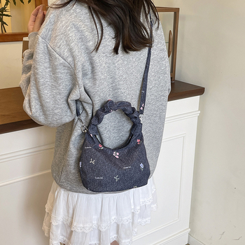 Geantă crossbody cu plisaj floral | din pânză, stil urban minimalist, formă orizontală pătrată, fermoar, căptușeală din poliester