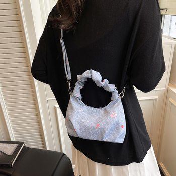 Geantă crossbody cu plisaj floral | din pânză, stil urban minimalist, formă orizontală pătrată, fermoar, căptușeală din poliester