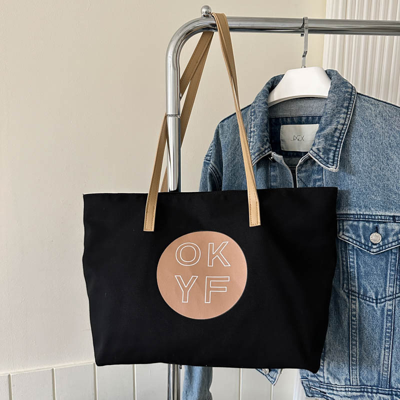 Geantă Tote din canvas - Simplitate urbană, Închidere cu fermoar, Căptușeală din poliester, Compartimente interioare: buzunar cu fermoar, buzunar pentru telefon, buzunar pentru ID