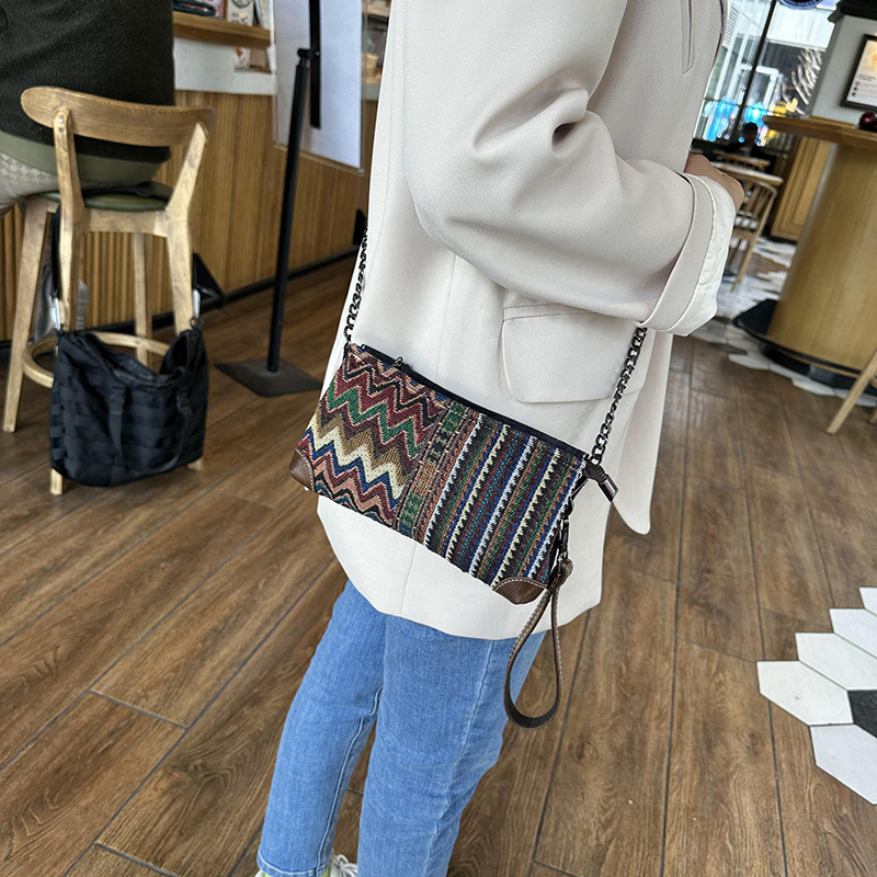 Retro etnička crossbody torbica, platno, horizontalni kvadratni oblik, zatvarač, unutarnji pretinci: pretinac sa zatvaračem, pretinac za telefon, pretinac za identifikaciju