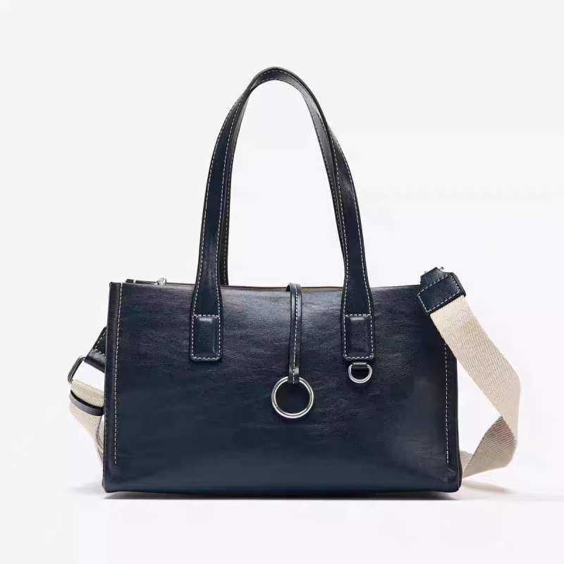 Ženska tote torba u urbanom minimalističkom stilu, sintetička koža, horizontalni kvadratni oblik, zatvarač, crossbody remen, džep za telefon