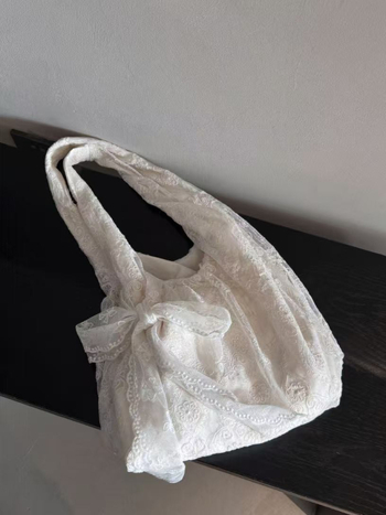 Čipkasta tote torba, svježeg i nježnog stila, horizontalni kvadratni oblik, otvoreni vrh, poliester podstava