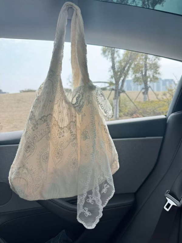 Čipkasta tote torba, svježeg i nježnog stila, horizontalni kvadratni oblik, otvoreni vrh, poliester podstava
