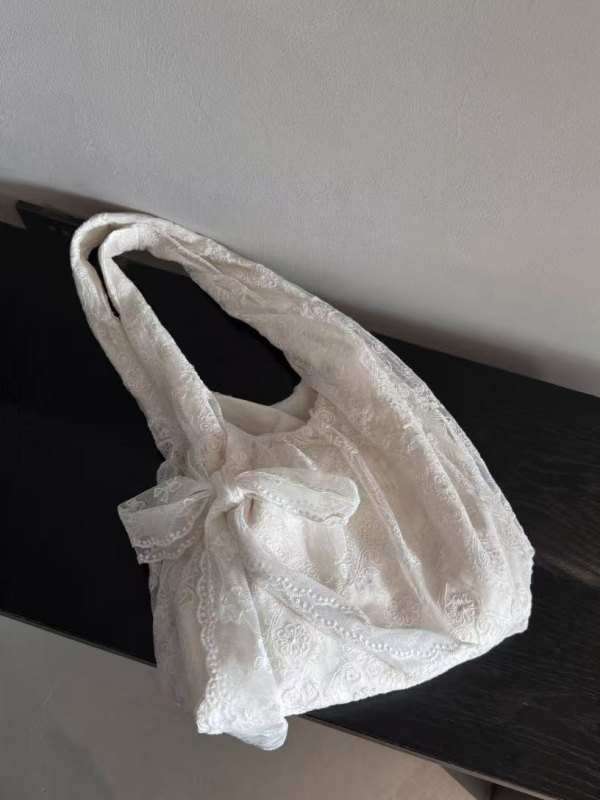 Čipkasta tote torba, svježeg i nježnog stila, horizontalni kvadratni oblik, otvoreni vrh, poliester podstava