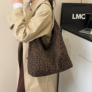 Leopard uzorak tote torba, sintetička koža, vodoravni kvadratni oblik, magnetsko zatvaranje, unutarnji džepovi za telefon i dokumente.