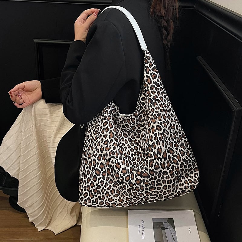 Leopard uzorak tote torba, sintetička koža, vodoravni kvadratni oblik, magnetsko zatvaranje, unutarnji džepovi za telefon i dokumente.