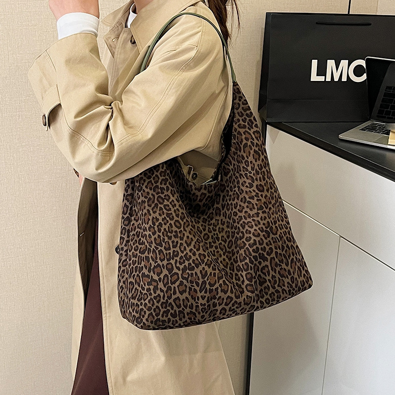 Leopard uzorak tote torba, sintetička koža, vodoravni kvadratni oblik, magnetsko zatvaranje, unutarnji džepovi za telefon i dokumente.