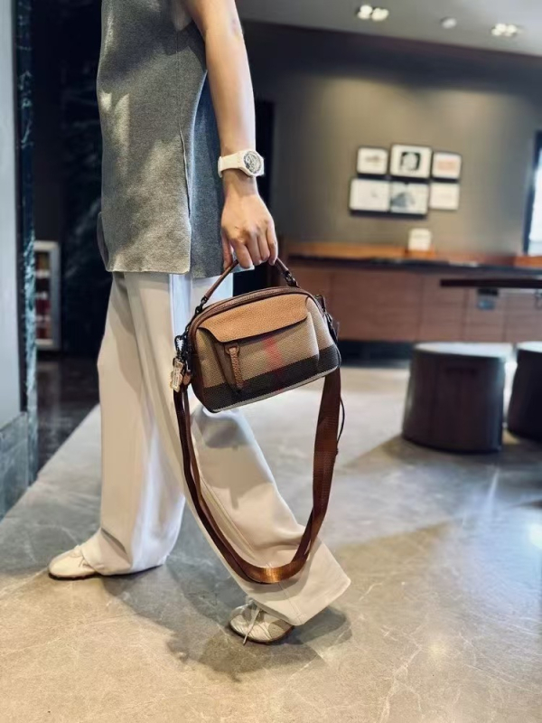 Crossbody torba s kyber funkcijom, platnen materijal, horizontalni kvadratni oblik, mala kvadratna torba, zatvarač