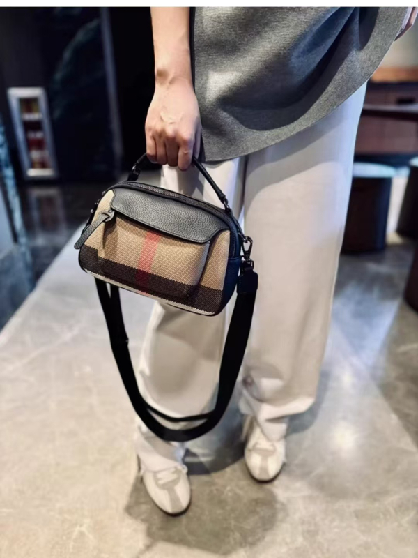 Crossbody torba s kyber funkcijom, platnen materijal, horizontalni kvadratni oblik, mala kvadratna torba, zatvarač