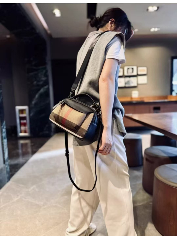 Crossbody torba s kyber funkcijom, platnen materijal, horizontalni kvadratni oblik, mala kvadratna torba, zatvarač