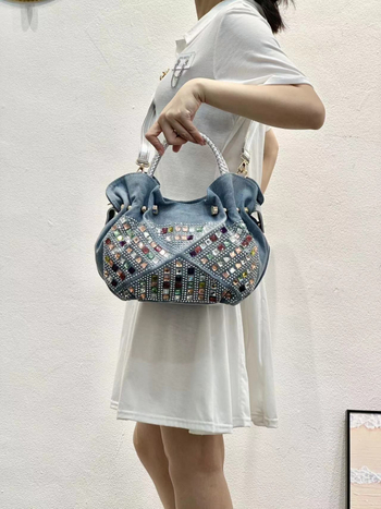 Crossbody torba - Denim dumpling torba, zatvaranje na zip, mekani materijal, unutarnji džep sa zatvaračem i džep za telefon, dvostruke naramenice